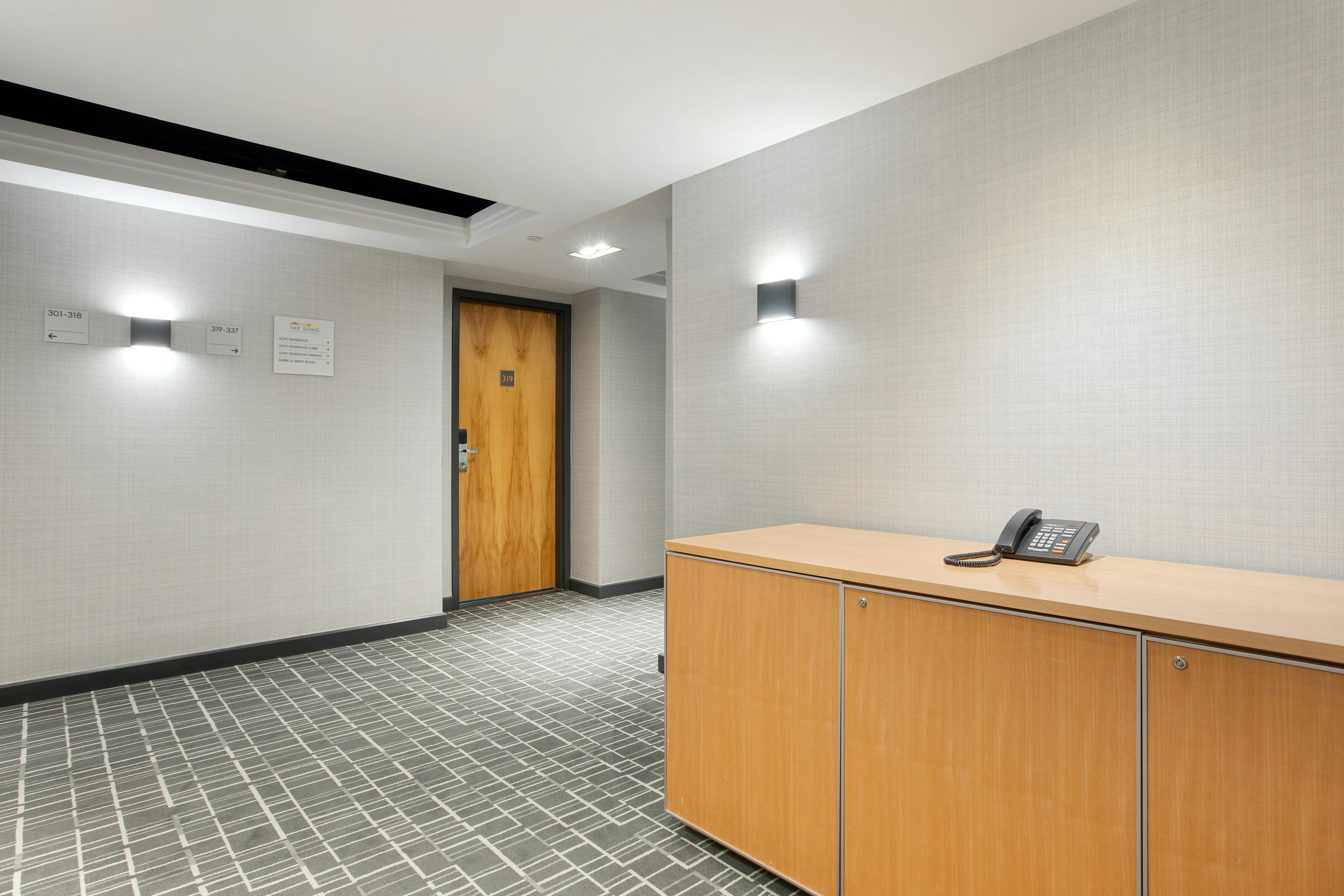 Приёмная зона с администратором